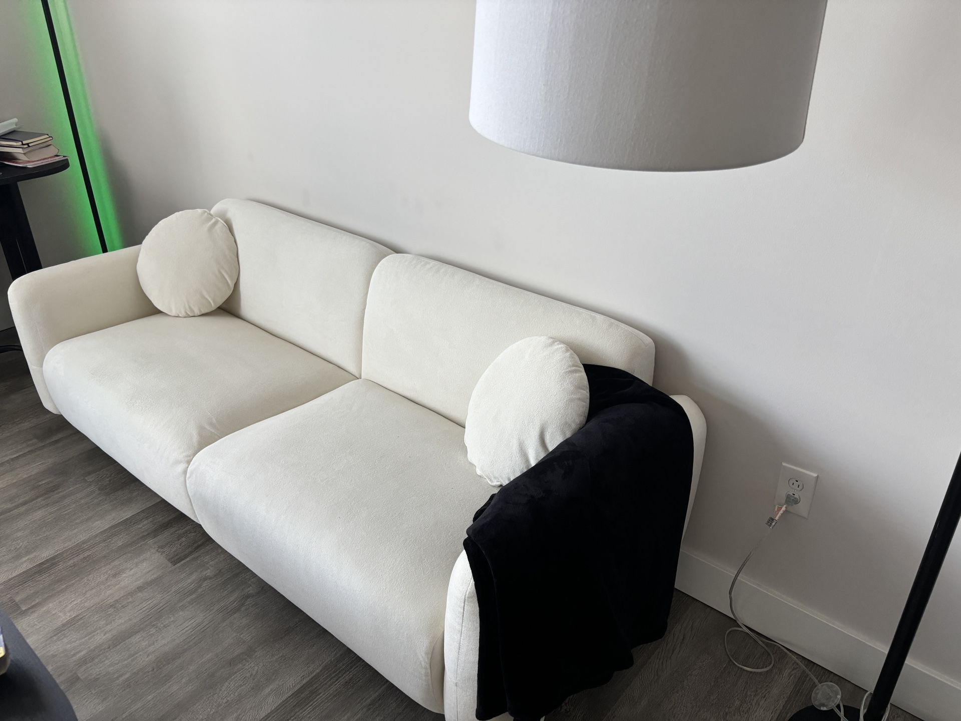 Modern Beige Sofa – Like New, 84” + Pillows