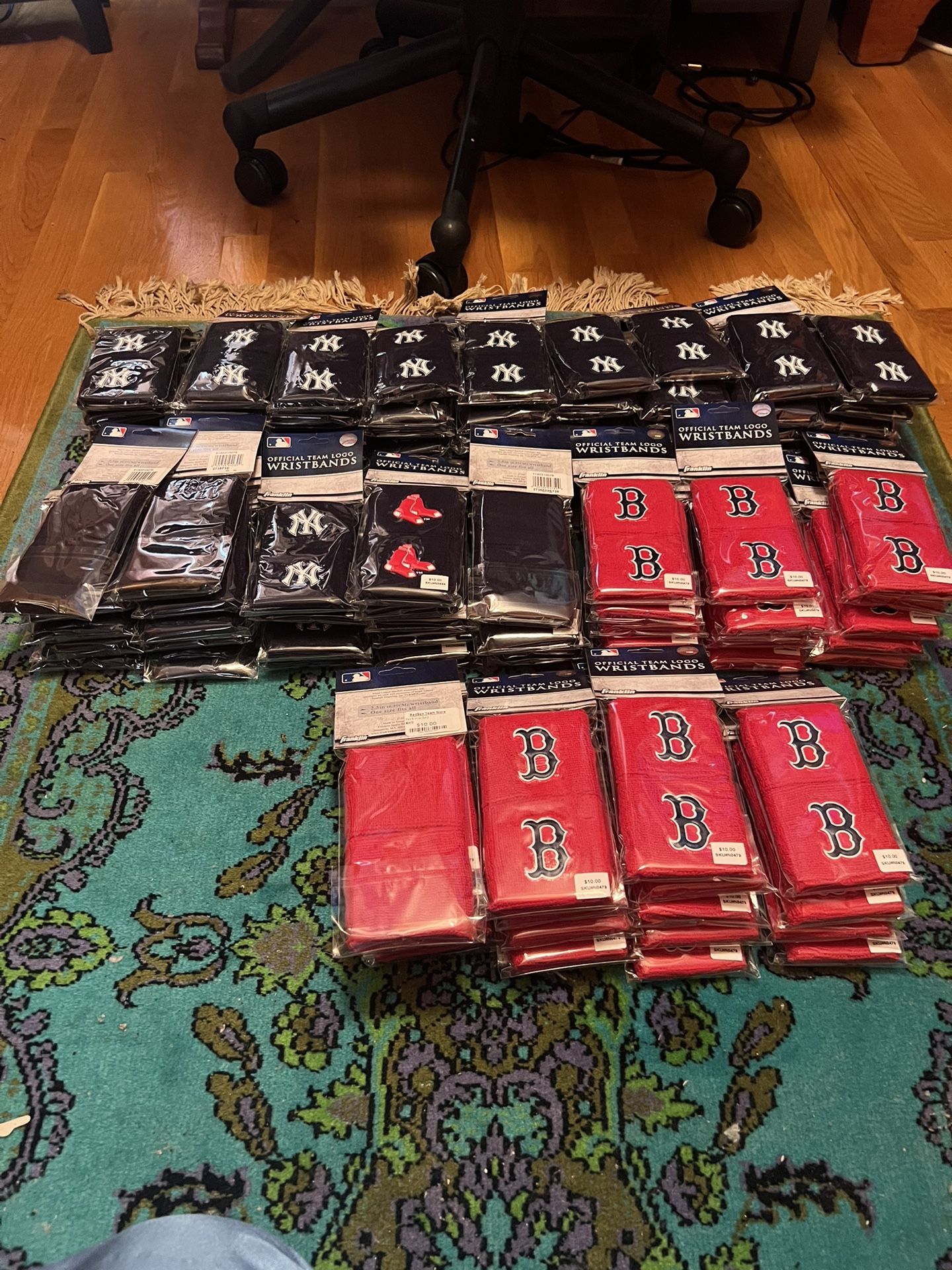 100 Franklin MLB Boston Red Sox & NY Team Logo Wristbands 1 set of 2 Black & Red da 2.5 Inches. 55 New York Yankees. And 45 Red Sox. New sales 10$ ea
