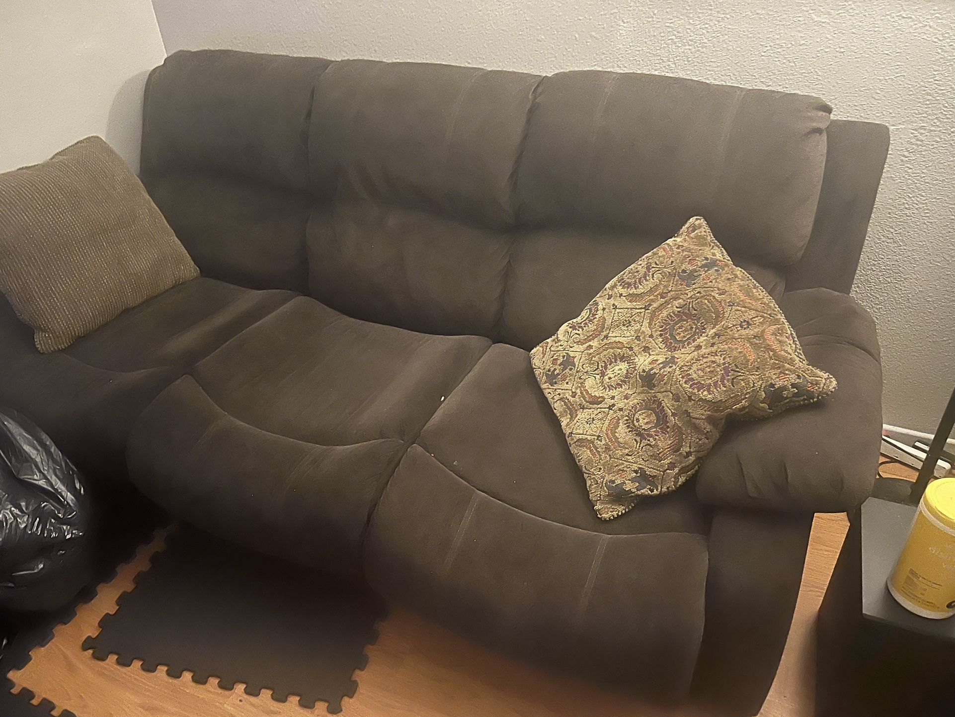 Couch W Pull Out Bed