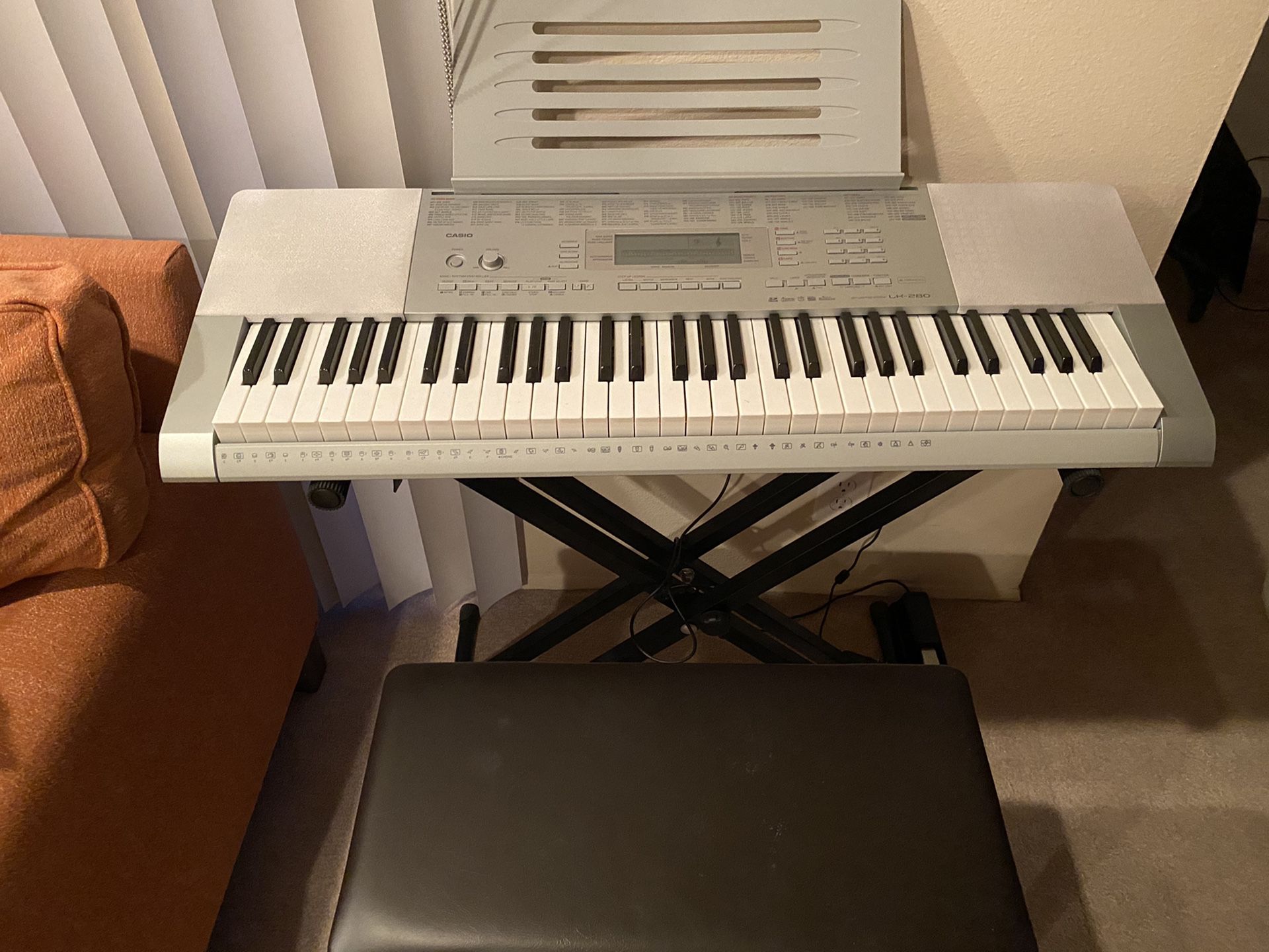 CASIO LK-280 61-Key Lighted USB Keyboard with MP3 Connection, SD Card , and 600 Tones With a Yamaha bench and sustain pedal