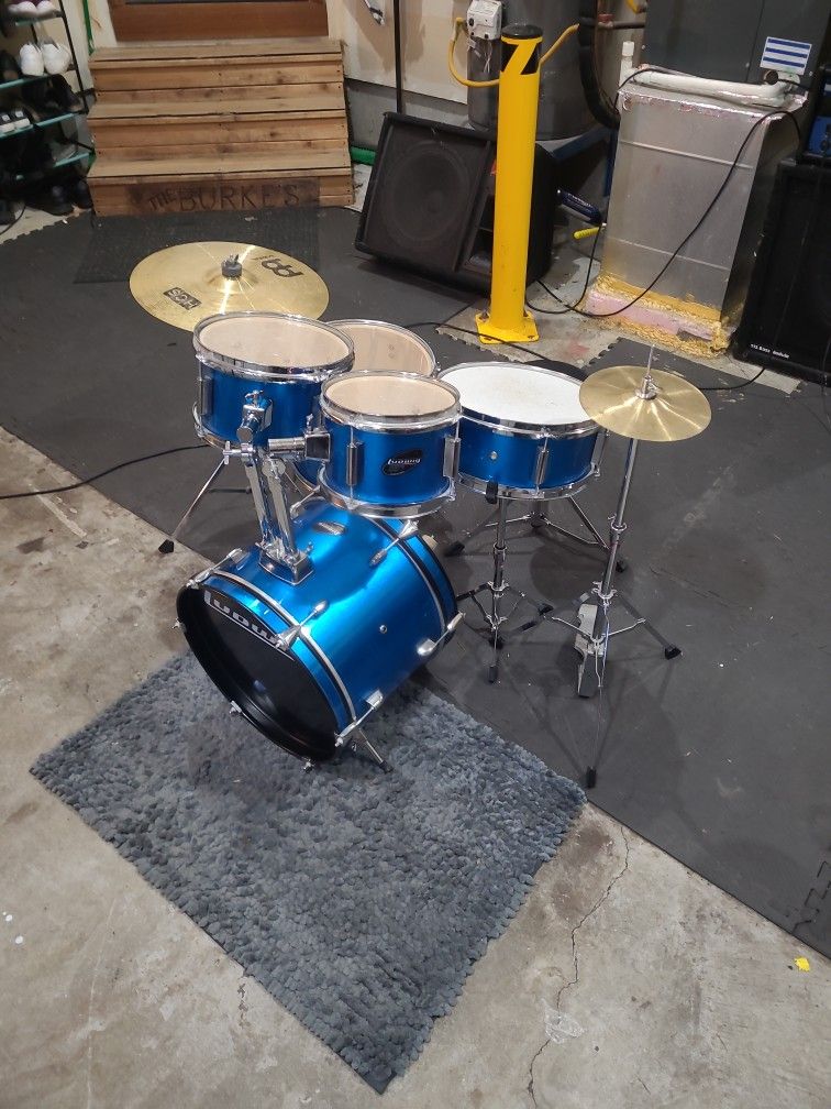 5pc Ludwig Drumset w/cymbals