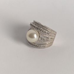 WOMEN”S SILVER TONE PEARL RHINESTONE RING SIZE 7.5 