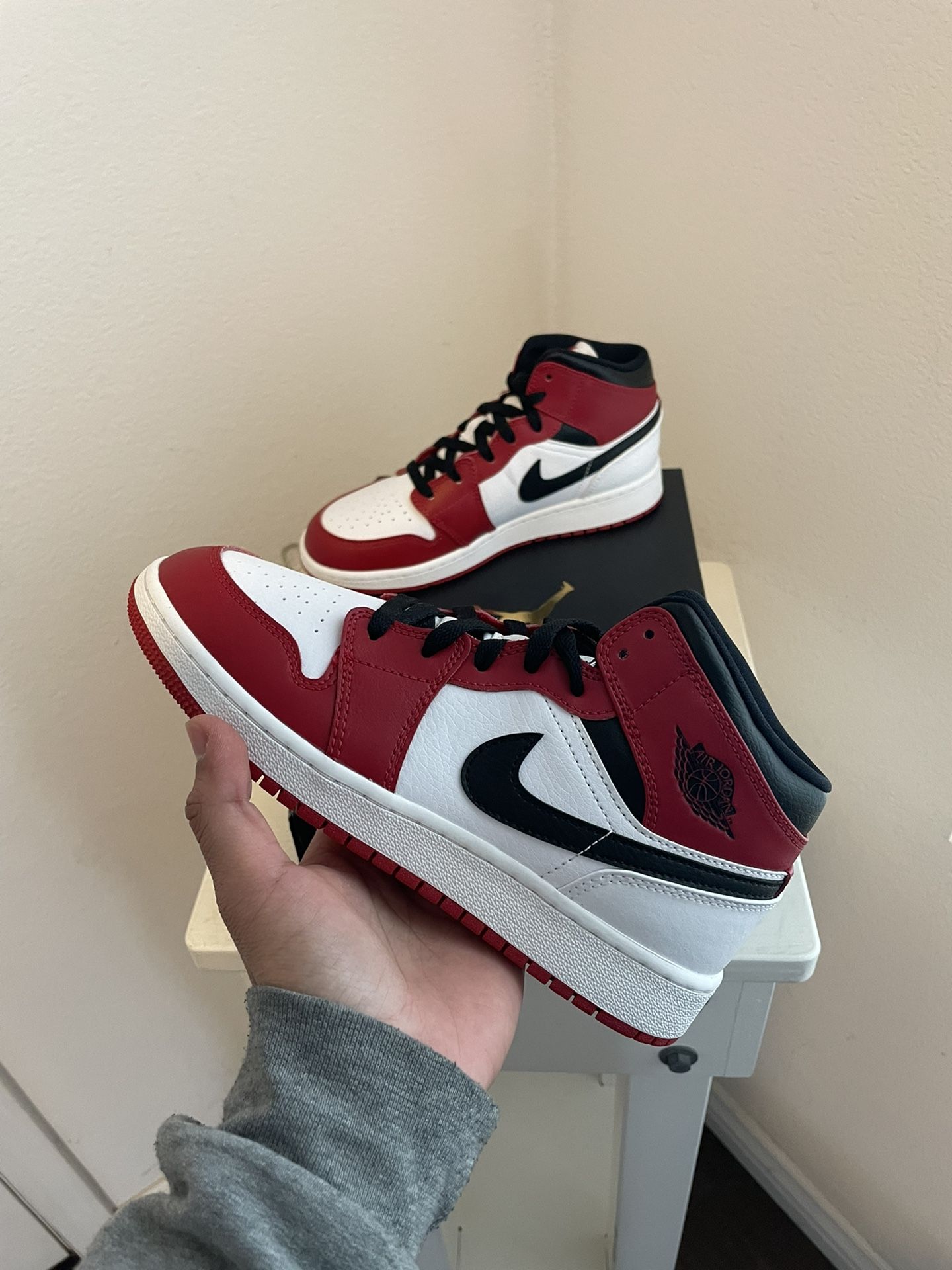 air jordan mid white heel chicago size