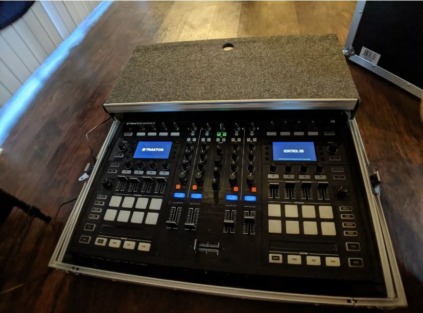 Native instruments Traktor S8 like new with case