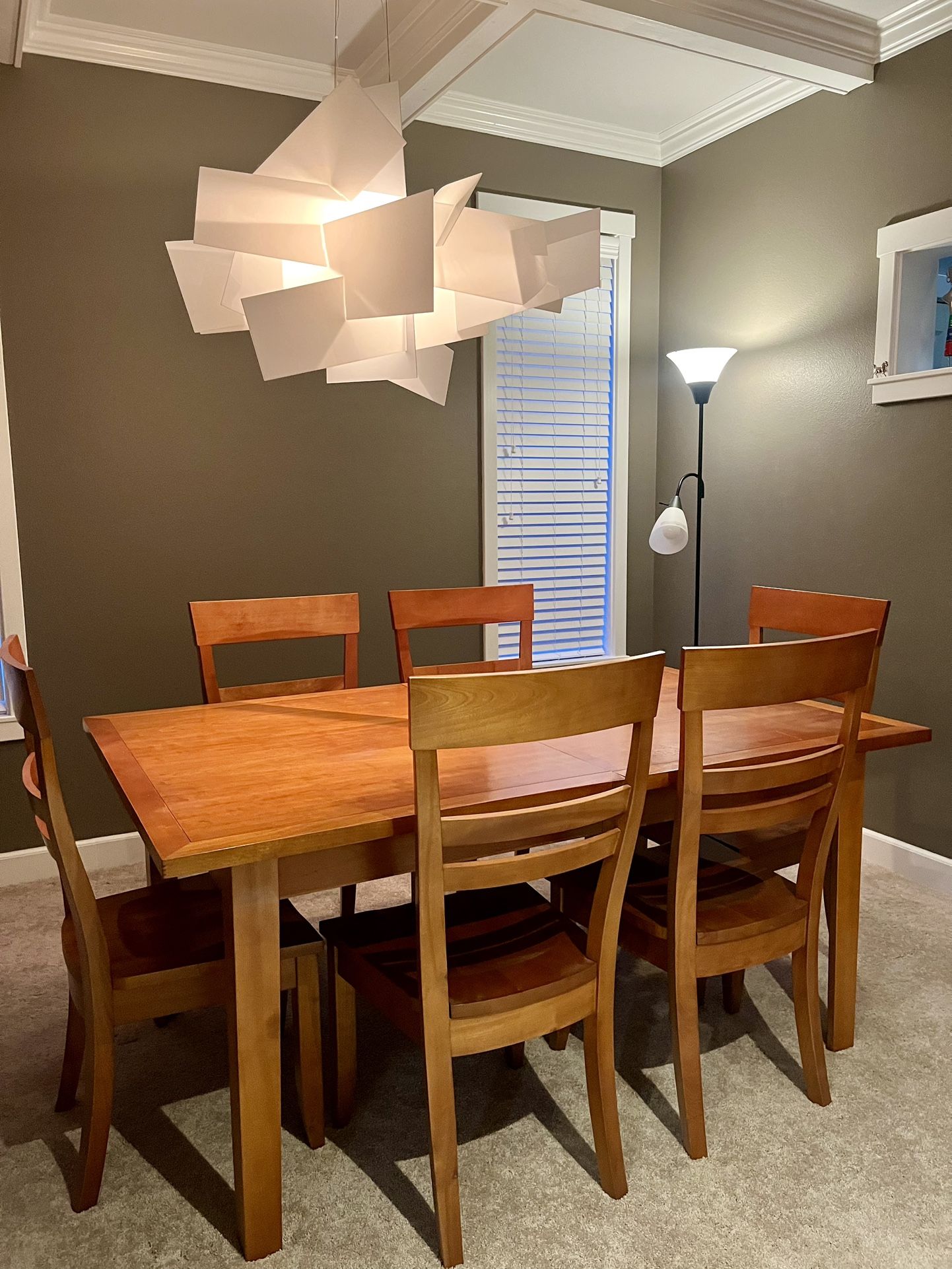 Extendable Dining Table with Chairs – Great Condition