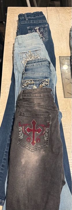 Girl teen jeans imprinted size 2(4 jeans)