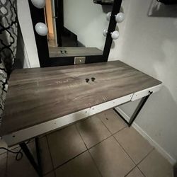 makeup vanity LOOKING FOR HIGHEST OFFER.(pick up ONLY)