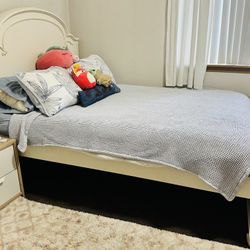 Pottery Barn Full Bed, Dresser & Vanity Set – Perfect for a Girl’s Room!