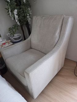 Ashley Furniture Kambria swivel glider accent chair