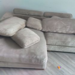 89” Sofa W Chaise