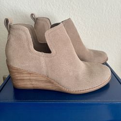 Women’s TOMS 3”inch Wedge Boot (size 8)