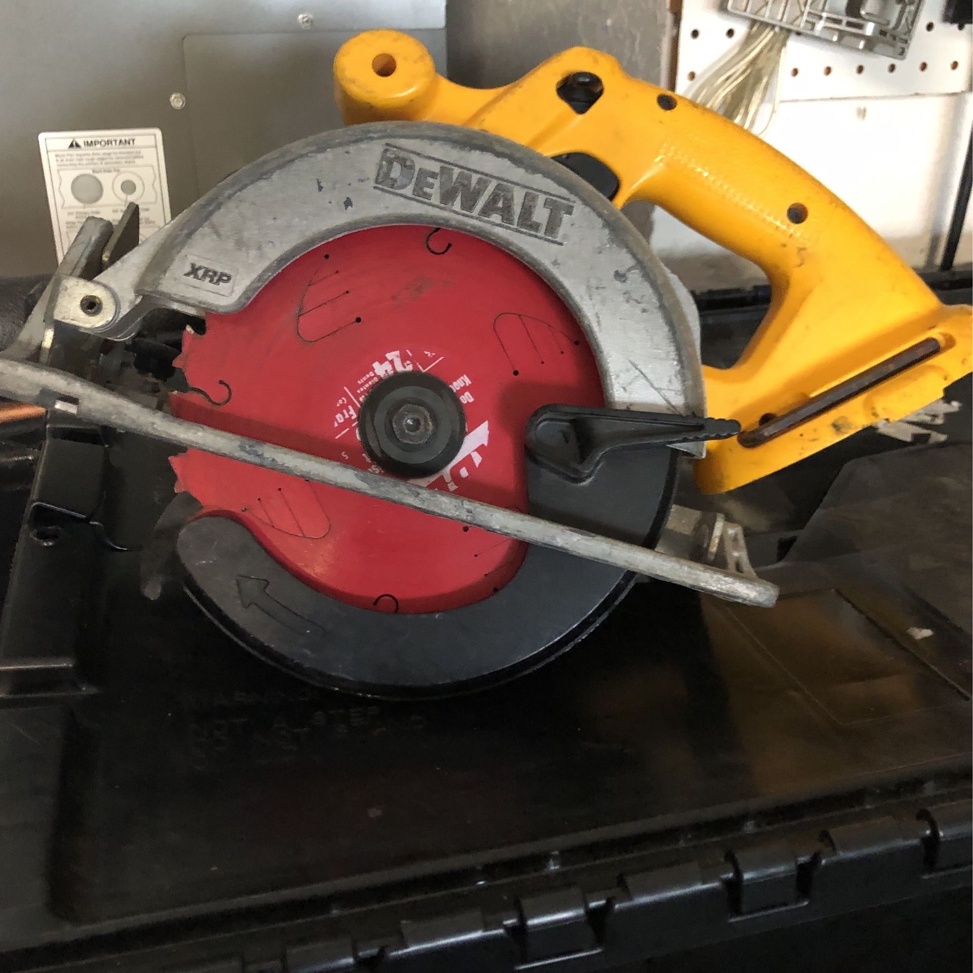 Dewalt 18v Saw with Diablo Sawblade
