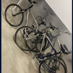 2 X Trek Hybrid Size Large Wheels 700cc Speeds 21 Both For 400$ Or 250$ Each 