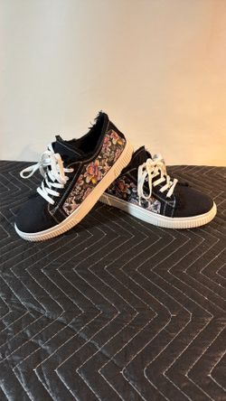 Women’s Distressed Style Sneakers – Floral Design – Size 8.5 – Trendy Look