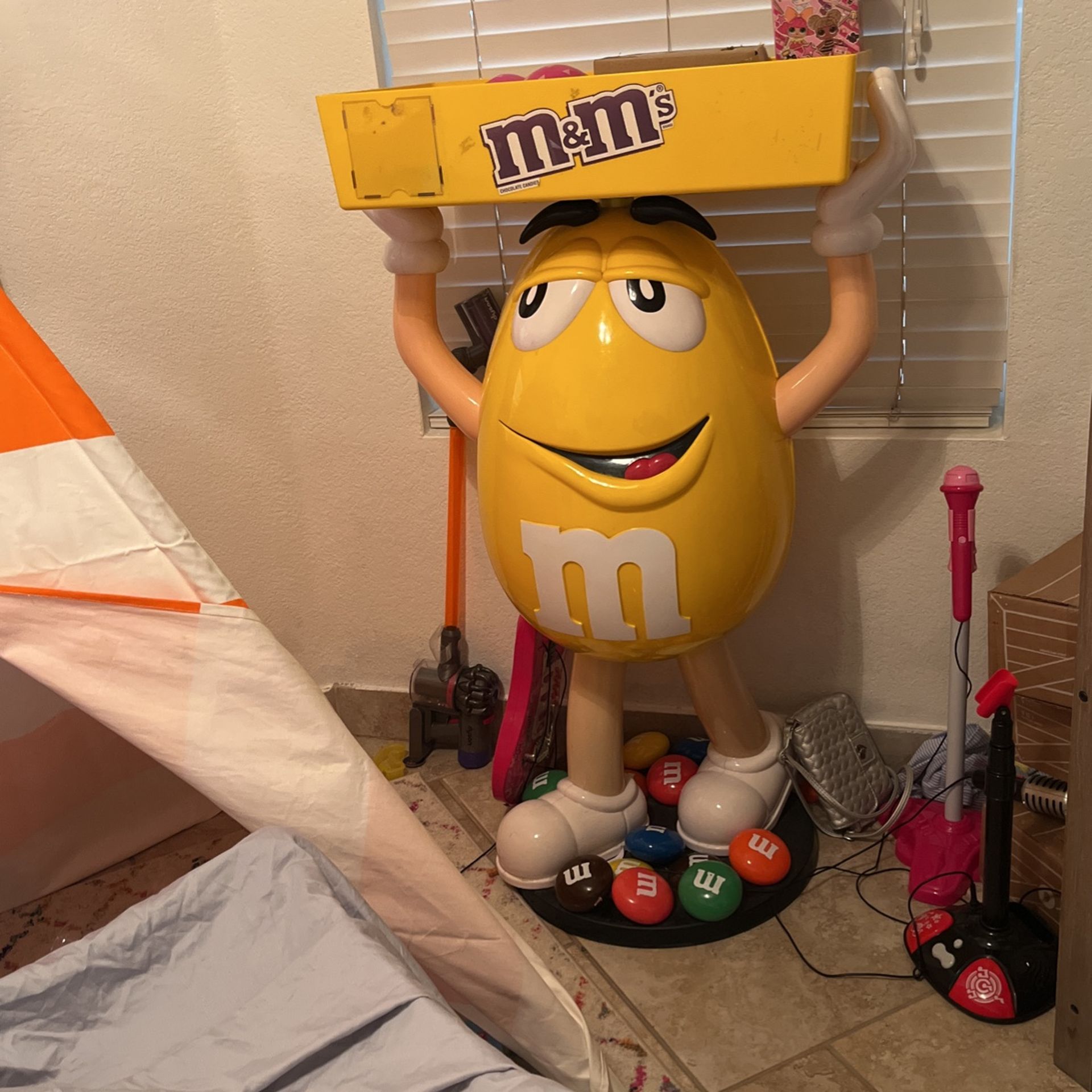 M&M Statue With Tray 