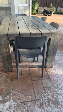 Article outdoor dining table