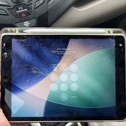 iPad ( Fully Functionalable ) Cracked Screen  