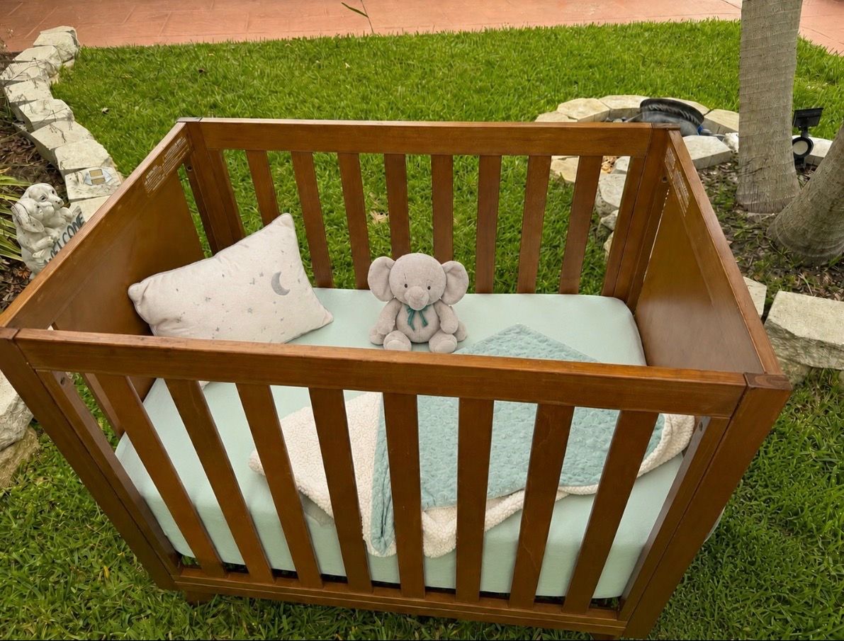 Otto Mini Crib with 4" Mattress