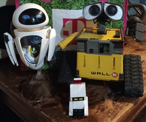 WALL-E, EVA & THE FLOOR CLEANER