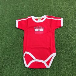 Polska onesie
Baby bodysuit
sizes 18 Months Months 
100% cotton
..