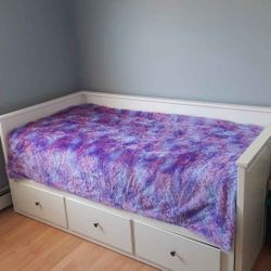 TWIN DAYBED W/ 3 DEEP DRAWERS & MATTRESS 