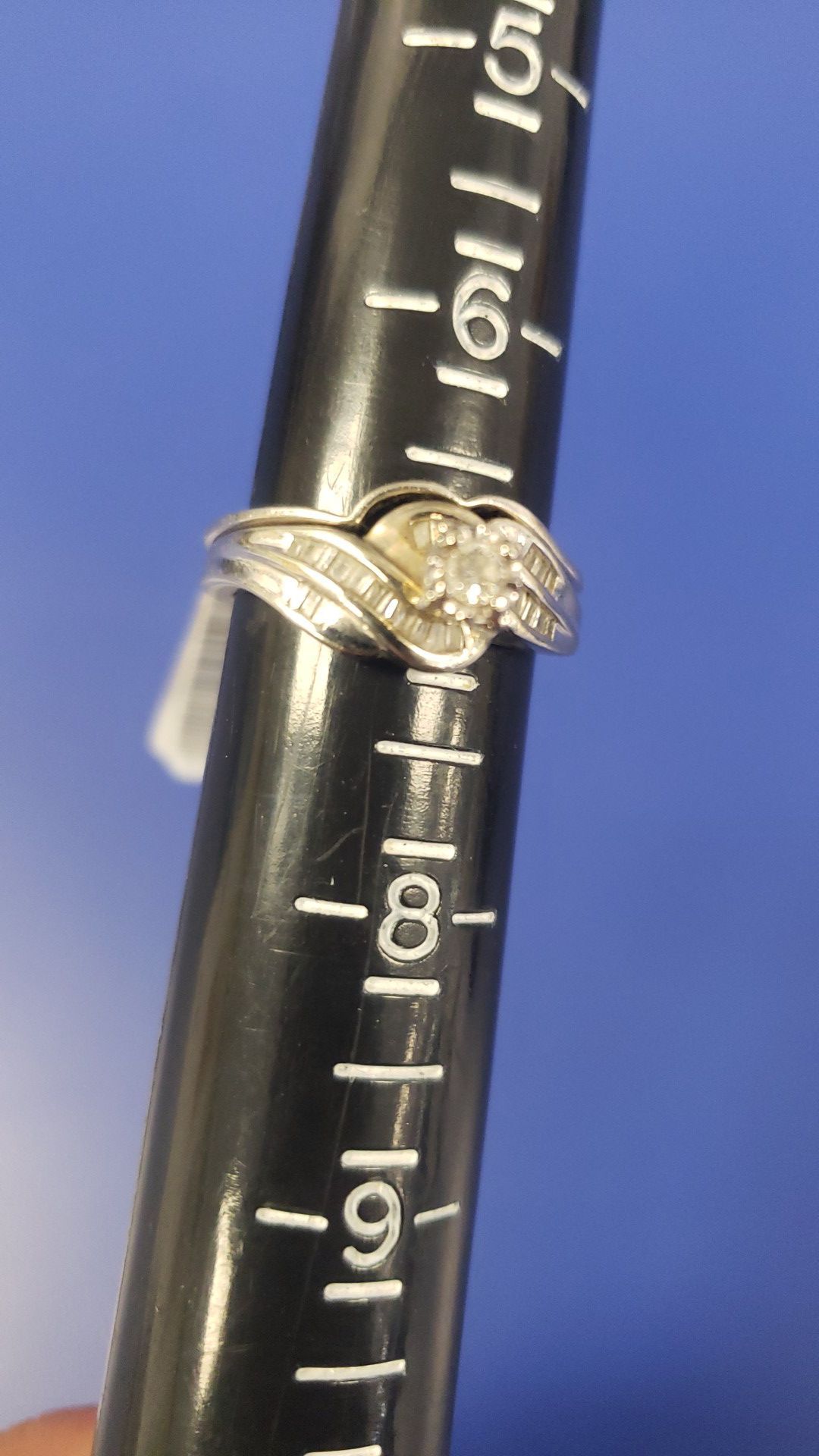 10K Gold Ring 5.1 grams & 1Round Diamond 0.10CTW 29 Baguette Diamonds 0.87CTW Wedding Set