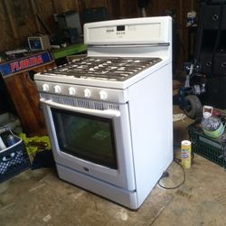 Title: 🚚 FREE DELIVERY - Maytag 5-Burner CONVECTION Gas Stove
​Description:
Selling a high-end Maytag Gas Range loaded 