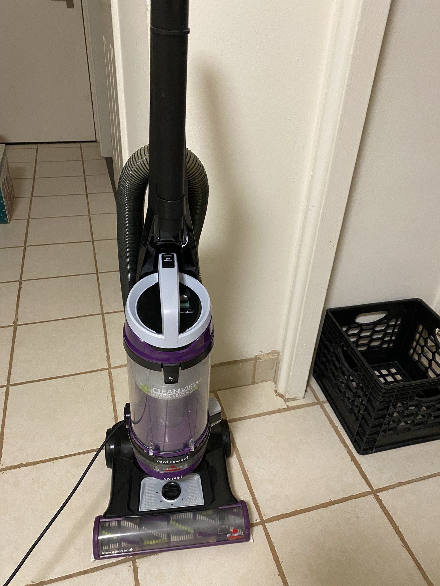 Bissell cord rewind swivel vaccum cleaner