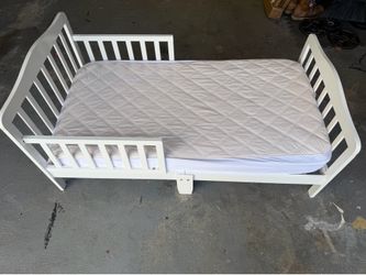 Toddler bed with mattress