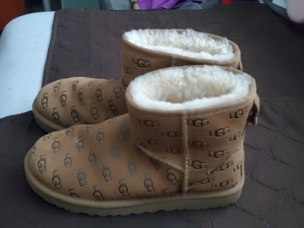 Boots UGGS