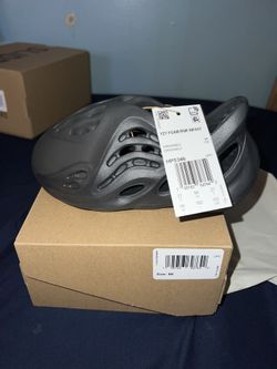 Foam Runners Onyx Size 9K Black Yeezy Slides