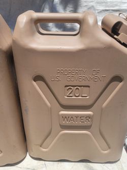 COMMERCIAL WATER TANK USA 20L
Good Condition 
$ 25 each
$ 60 for all