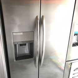 Frigidaire Side By Side Refrigerator Like New