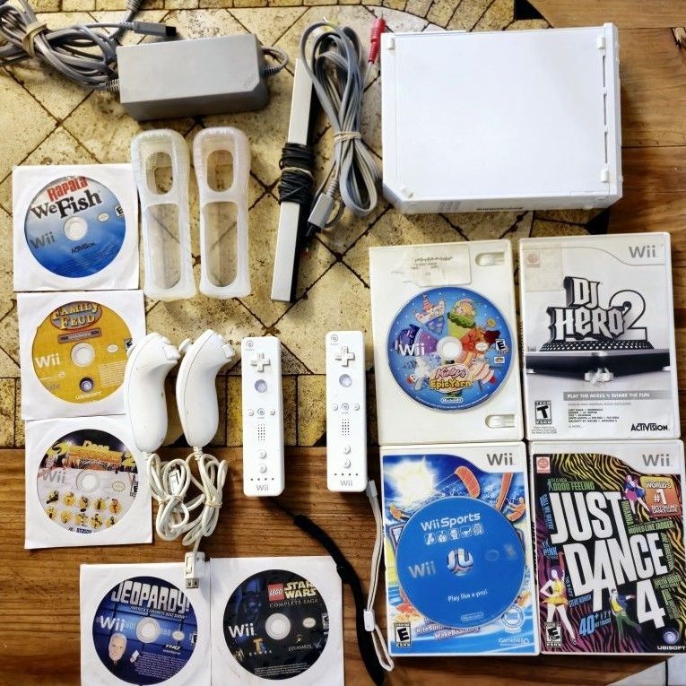 Wii Bundle. Wii Sports, Kirby, Just Dance, Controllers, Nunchucks