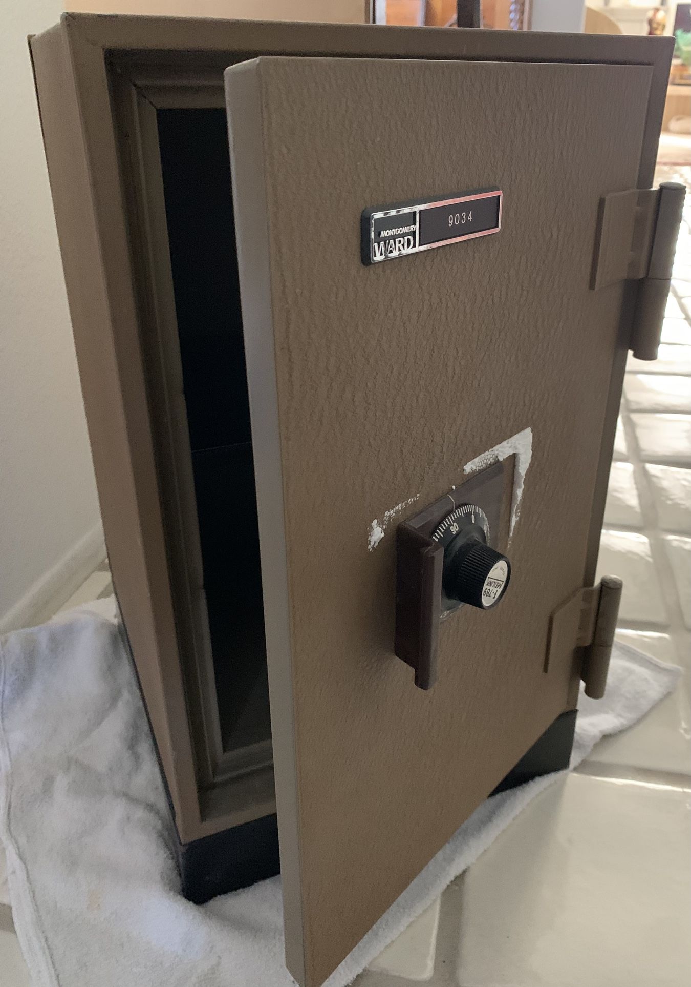 Montgomery Ward  Safe #9034