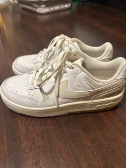 Women’s Nike Size 7