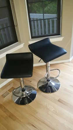 2 adjustable swiveling stools