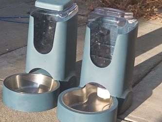Dog feeder