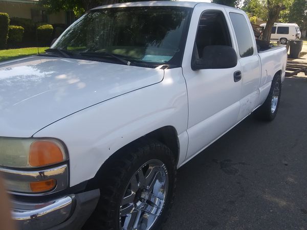 2005 GMC. I'm getting to many question and haven't been able to reply