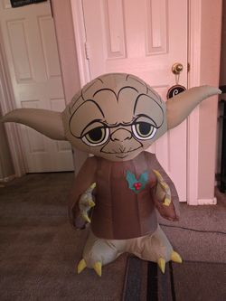 Star Wars 3 ft. Lighted Inflatable Yoda with Holly Berry.