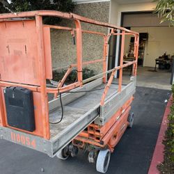 2004 JLG SCISSOR LIFT