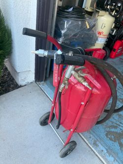 CENTRAL PNEUMATIC 40 lb. Pressurized Sand Blaster for