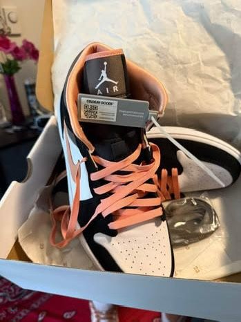 Women’s Nike Air Jordan’s 1 Mid SE