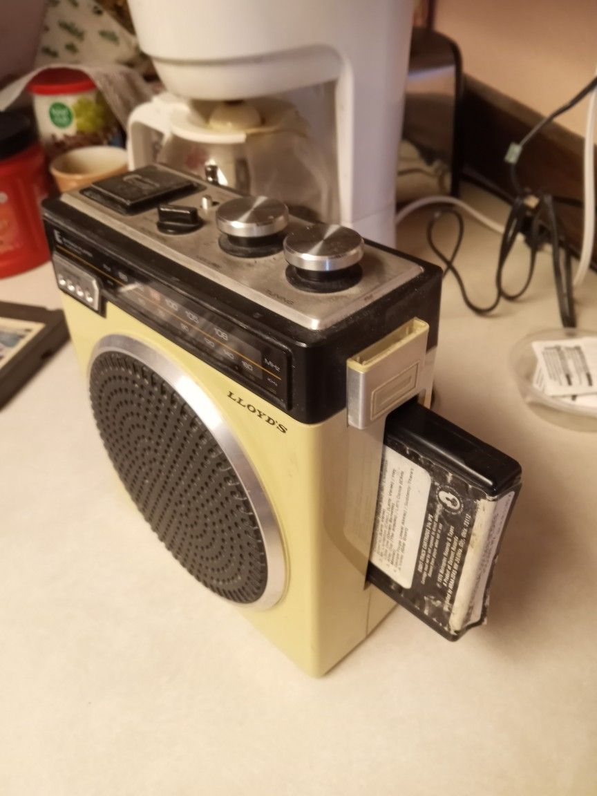 1975 Lloyd's 8-track And Radio