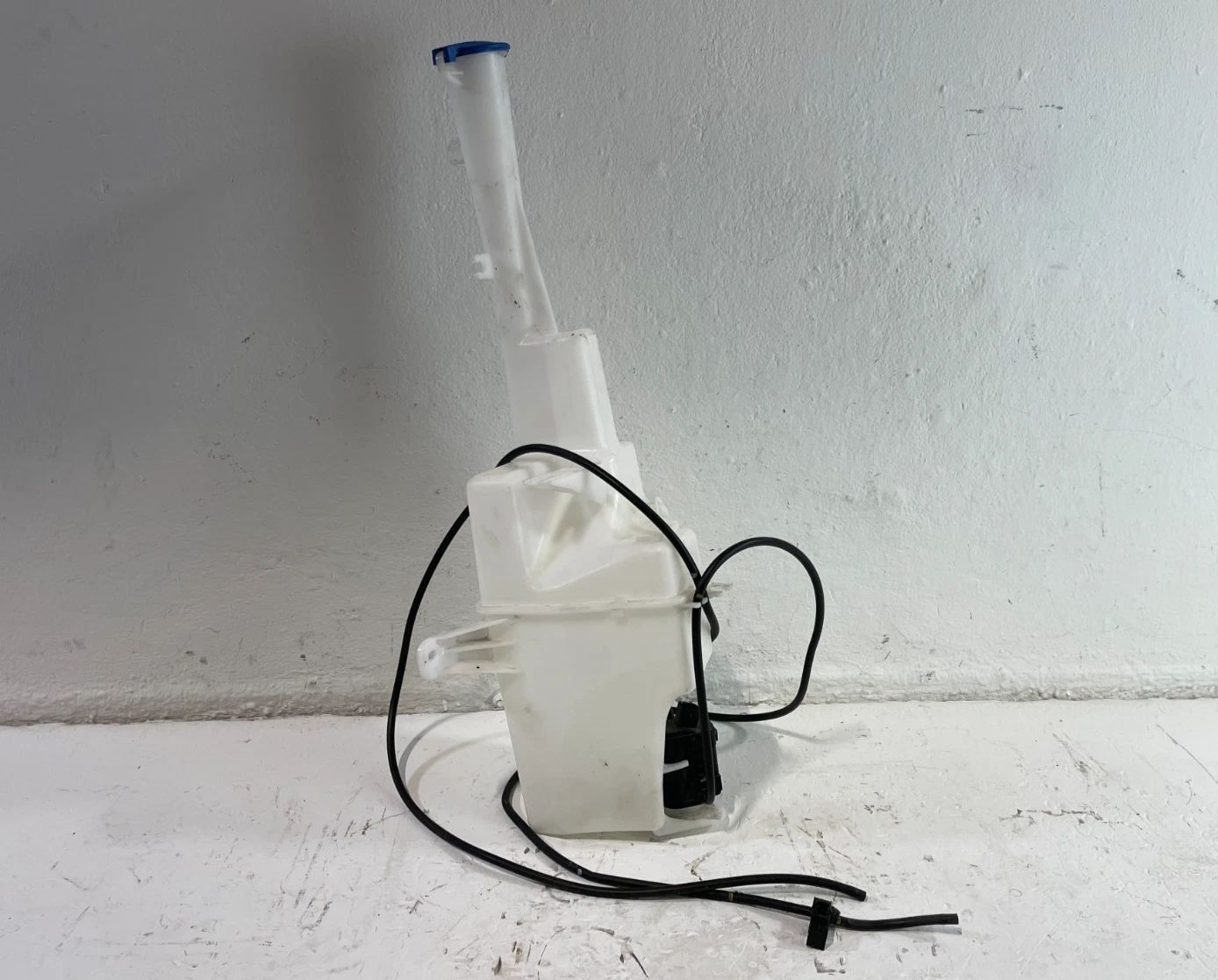 20-25 HYUNDAI PALISADE WINDSHIELD WASHER RESERVOIR TANK BOTTLE W/ PUMP