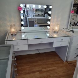 Brand New Vanity Set  5 Drawer Top 3 Drawers Deeper Smooth Rails  Diamond Knobs Tempered Glass  59 x 24 1/2 x 31H Hollywood Mirror  14 Light Builbs LE