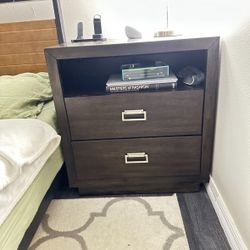  2 Nightstands 
