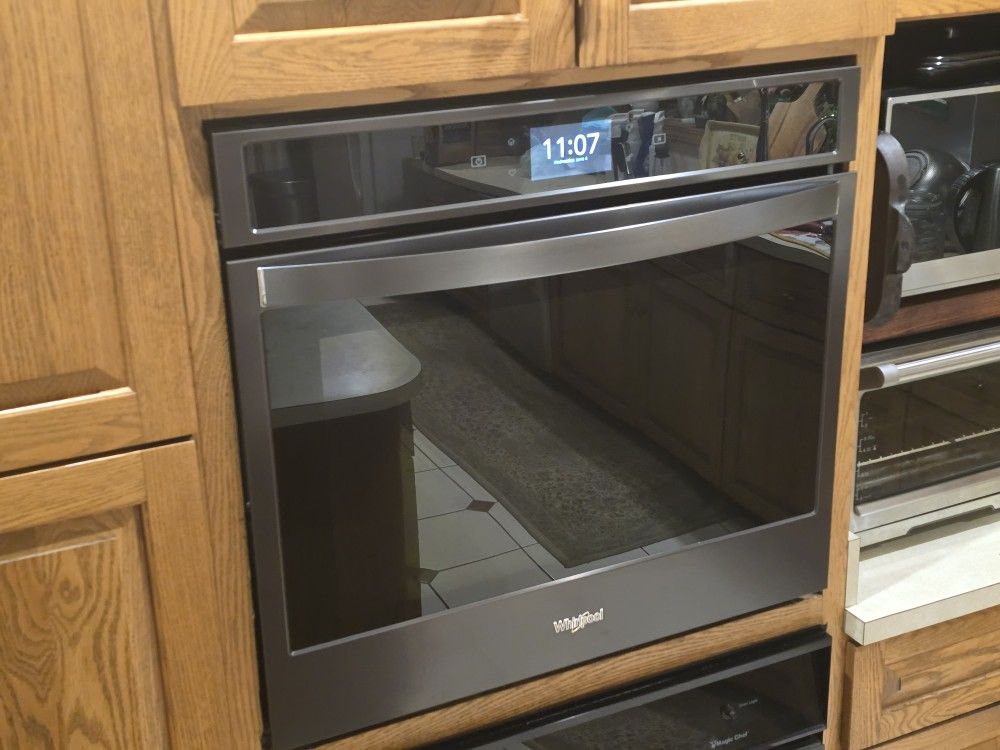 Whirlpool 5.0 cu. ft. Smart Single Convection Wall Oven with Air Fry WOS72EC0HV