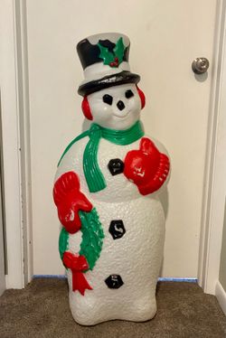 The product is a vintage 1995 VPI 40" Christmas Snowman Blow Mold, made of plastic and featuring a corded power source. This large indoor and outdoor 