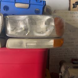 2005 GMC Yukon headlights